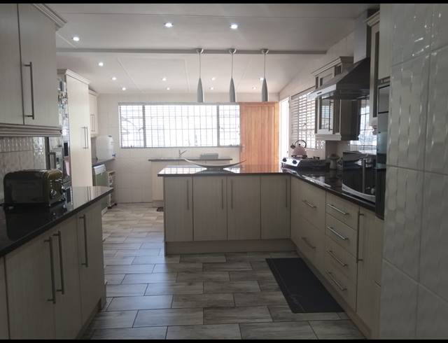 4 BEDROOM HOUSE FOR SALE IN VAN RIEBEECK PARK